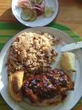 Costillas de cerdo BBQ con arroz de frijol de cabeza negra
