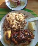 Costillas de cerdo BBQ con arroz de frijol de cabeza negra