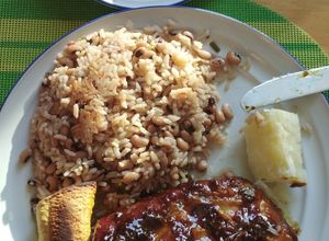 Una foto de Costillas de cerdo BBQ con arroz de frijol de cabeza negra