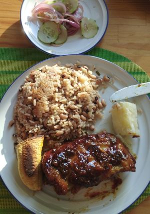 Una foto de Costillas de cerdo BBQ con arroz de frijol de cabeza negra