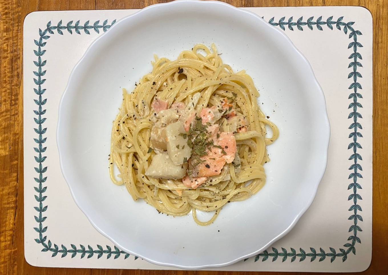 Spaghetti with Scallop and Smoked Salmon 白汁海鮮意粉