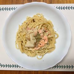 A picture of Spaghetti with Scallop and Smoked Salmon 白汁海鮮意粉.
