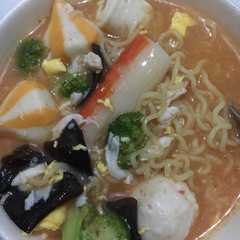 A picture of Mie warna warni.
