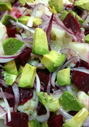 Una foto de Ensalada de remolacha, coliflor y palta 😍