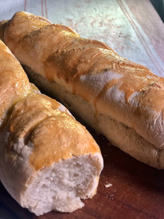 Una foto de Pan francés fácil y casero baguette (SIN AMASAR)