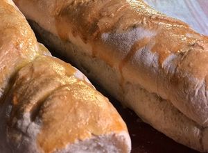 Una foto de Pan francés fácil y casero baguette (SIN AMASAR)