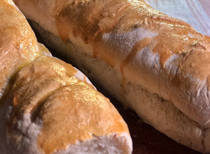 Una foto de Pan francés fácil y casero baguette (SIN AMASAR)