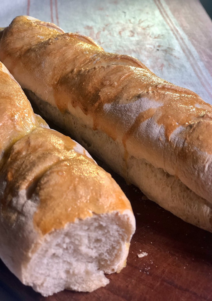 Una foto de Pan francés fácil y casero baguette (SIN AMASAR)
