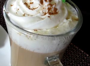 Una foto de Capuchino con máquina espress
