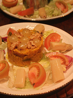 Una foto de Arroz con surimi, plátano, uvas y nueces