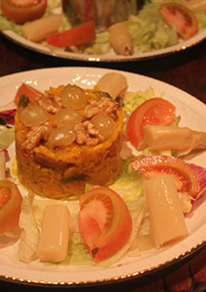 Una foto de Arroz con surimi, plátano, uvas y nueces