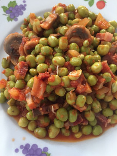 Una foto de Guisantes con bacon, champiñones y tomate