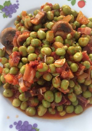 Una foto de Guisantes con bacon, champiñones y tomate