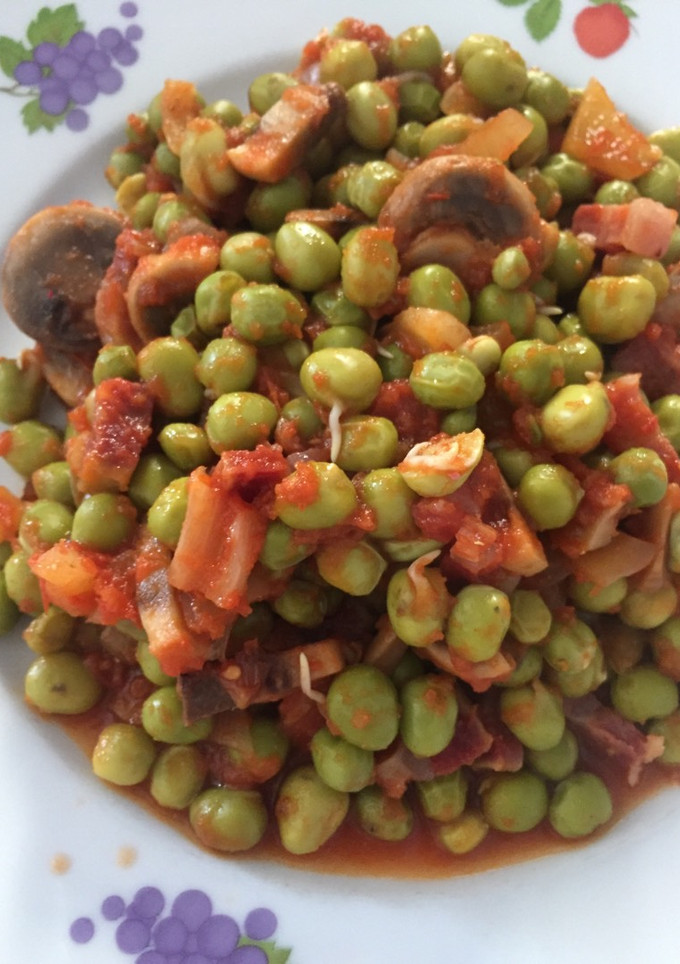 Una foto de Guisantes con bacon, champiñones y tomate
