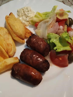 Una foto de Butifarra con patatas, salsa deluxe y ensalada