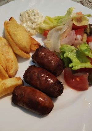 Foto principal de Butifarra con patatas, salsa deluxe y ensalada