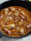Pollo, butifarra y níscalos salsa de almendras y limón encurtido