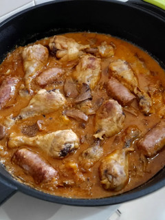 Una foto de Pollo, butifarra y níscalos salsa de almendras y limón encurtido