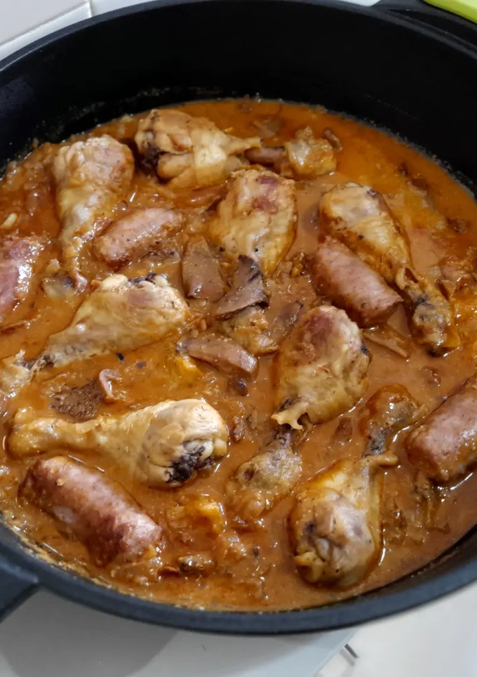 Una foto de Pollo, butifarra y níscalos salsa de almendras y limón encurtido