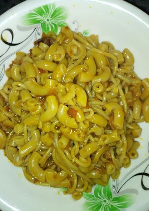 A picture of Jollof spaghetti and macroni.