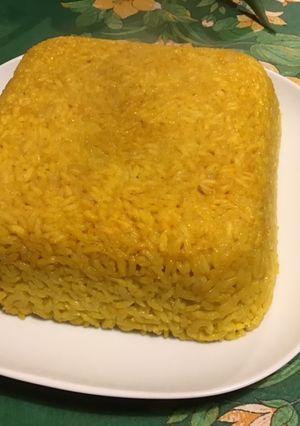 Une photo de Riz moulé à la pêche, vin blanc et curcuma