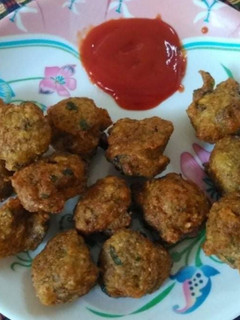 સોજી ના ભજીયા(Soji Na Bhajiya Recipe In Gujarati) રેસીપી મુખ્ય ફોટો