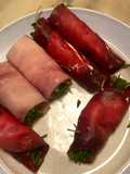 Involtini di bresaola o prosciutto con rucola e formaggio spalmabile
