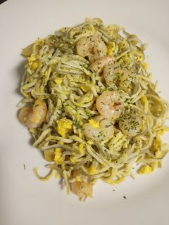 Una foto de Gulas con gambas y huevo