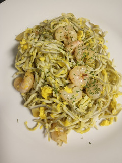 Una foto de Gulas con gambas y huevo