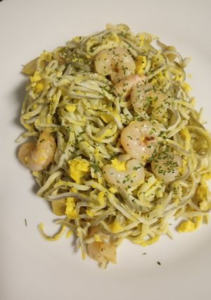 Una foto de Gulas con gambas y huevo