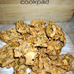 A picture of Aloo palak pakoray.