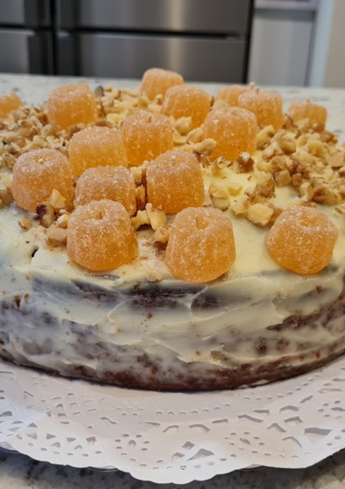 Una foto de Carrot cake con frosting de queso y chocolate blanco