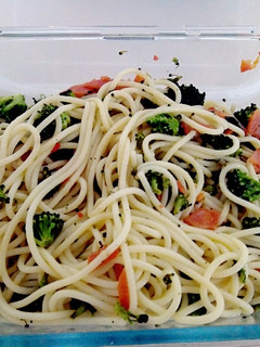 Una foto de Pasta con brócoli y palometa o salmón ahumado