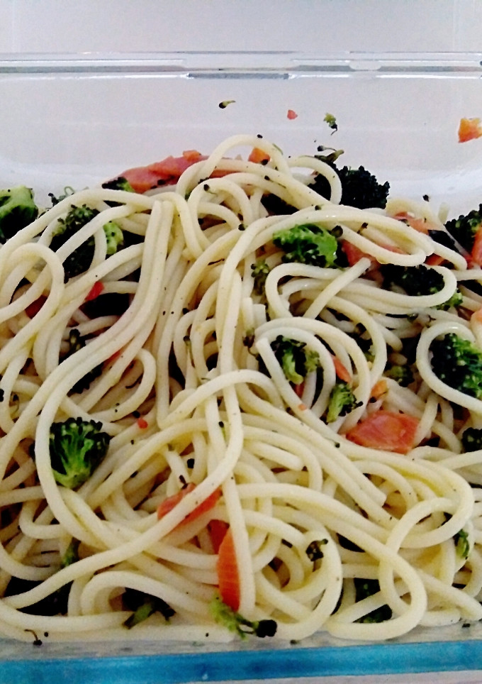 Una foto de Pasta con brócoli y palometa o salmón ahumado