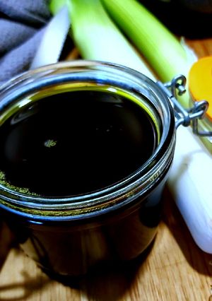 A picture of Leek Oil.