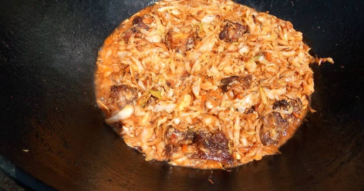 Тушеная капуста с мясом в казане. Тушеная капуста в казане. Капуста с мясом в казане. Блюдо в казане с капустой. Тушёная капуста с мясом в казане.