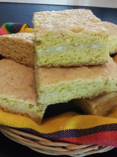 Una foto de Pastel relleno de queso y azúcar
