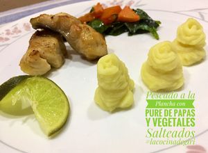 Una foto de Tiras de Pescado al Limón con Puré de Papas y Espinacas Salteadas