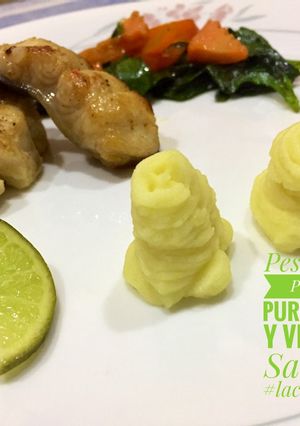 Una foto de Tiras de Pescado al Limón con Puré de Papas y Espinacas Salteadas