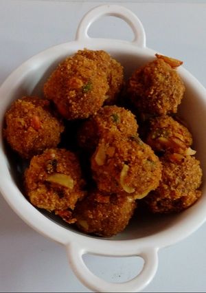 A picture of Gur Coconut Dry fruits laddu.