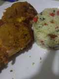 Muslo crujiente acompañado de arroz con vegetales