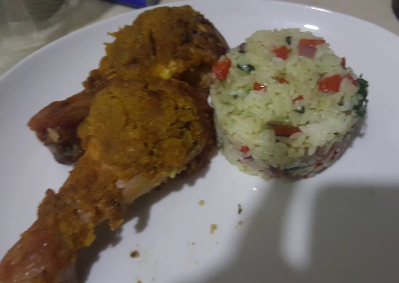 Muslo crujiente acompañado de arroz con vegetales