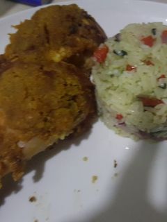 Una foto de Muslo crujiente acompañado de arroz con vegetales