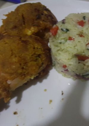 Una foto de Muslo crujiente acompañado de arroz con vegetales