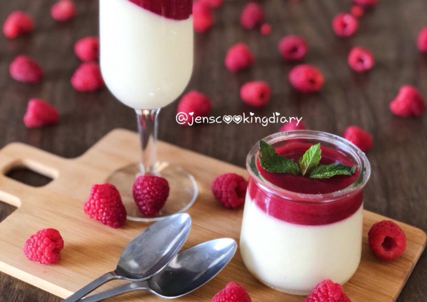 Vanilla Panna Cotta with Raspberry Sauce