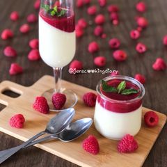 A picture of Vanilla Panna Cotta with Raspberry Sauce.