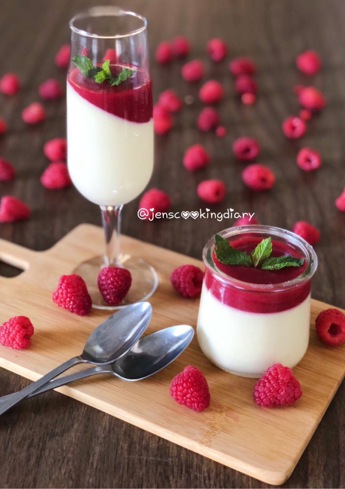 A picture of Vanilla Panna Cotta with Raspberry Sauce.
