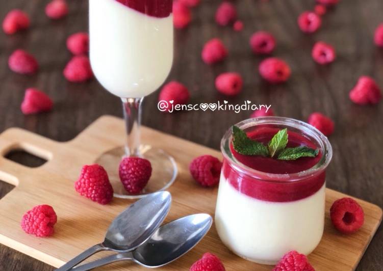 Simple Way to Prepare Perfect Vanilla Panna Cotta with Raspberry Sauce