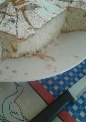 Una foto de Torta de yogur de frutilla (o del sabor que prefieran)