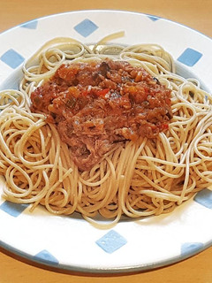 Una foto de Spaghetti integrale tonnato con verduras y caldo miso